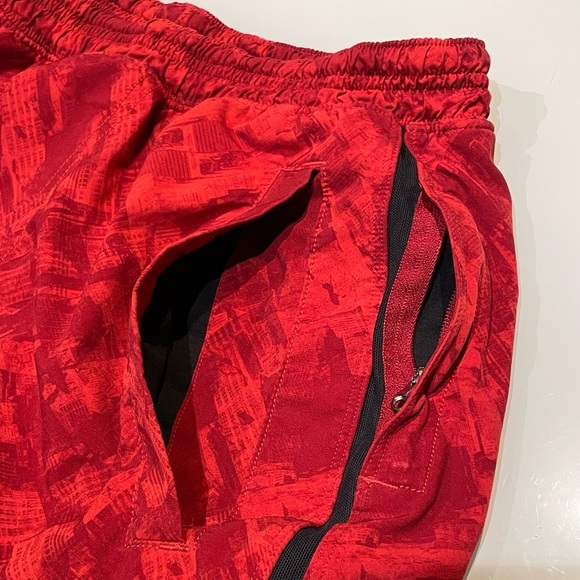 Men’s Lululemon Pace Breaker 9” Lined Red Patterned Shorts - Picture 5 of 14